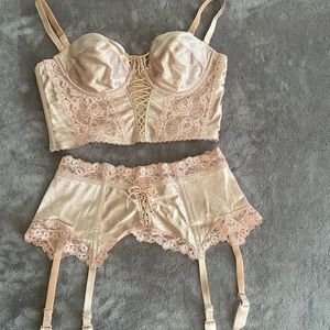 Vintage Lou 2 piece lingerie set. Beautiful detailing . Excellent condition.